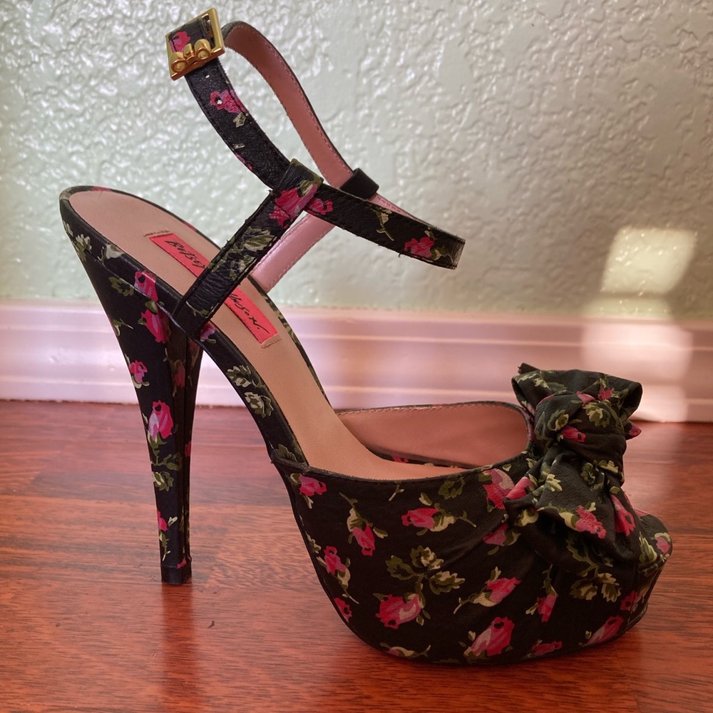 BNIB Betsey Johnson Haylie black floral leather heels size 8 - Picture 5 of 9
